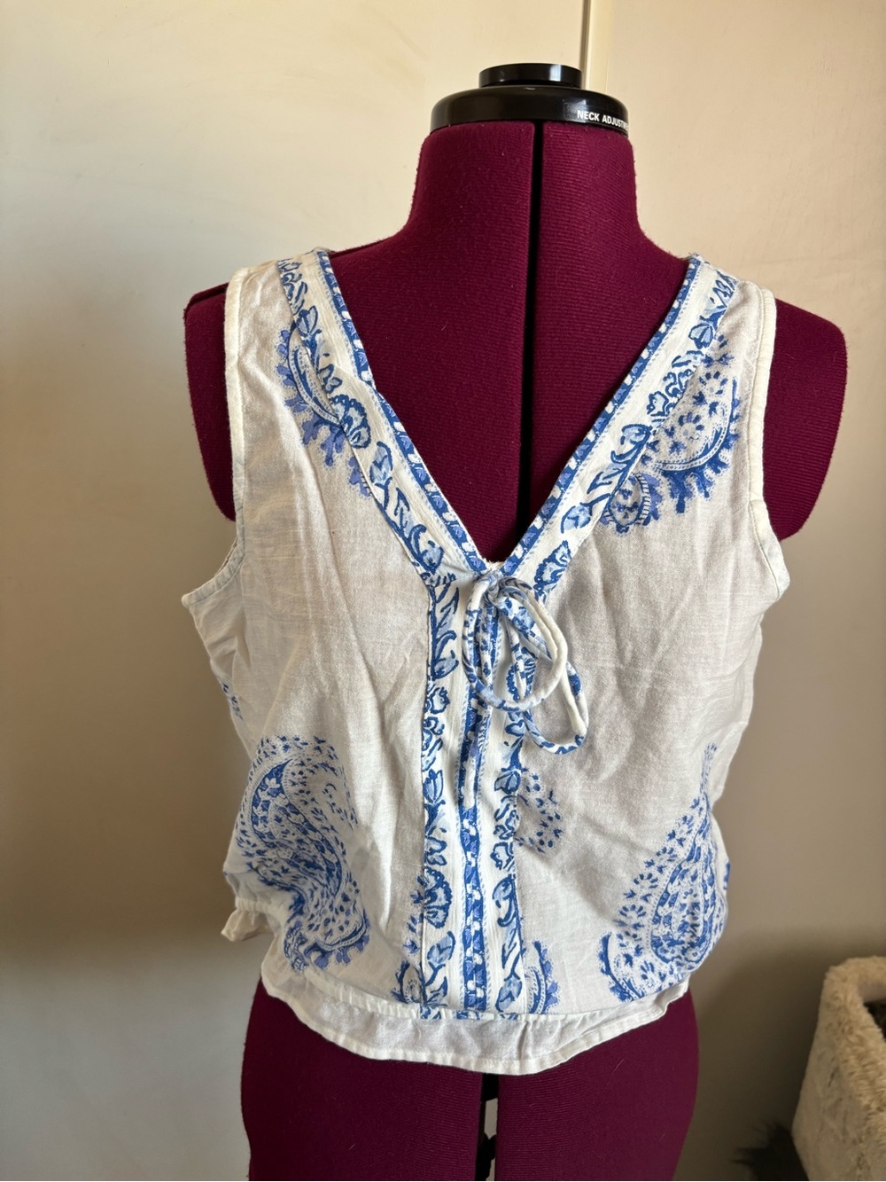 NWT Lucky Brand White & Blue Sleeveless V-Neck Embroidered Tank Top, Size M